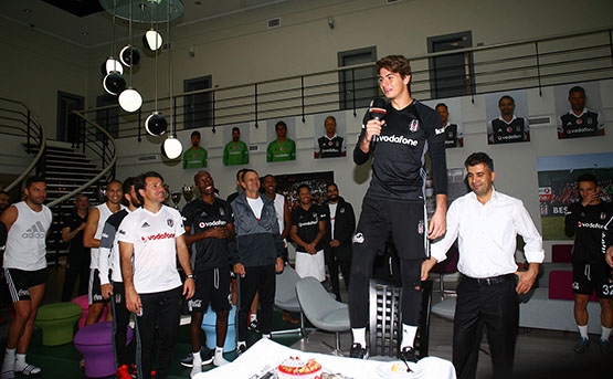 Utku Yuvakuran'a doğum günü kutlaması 2