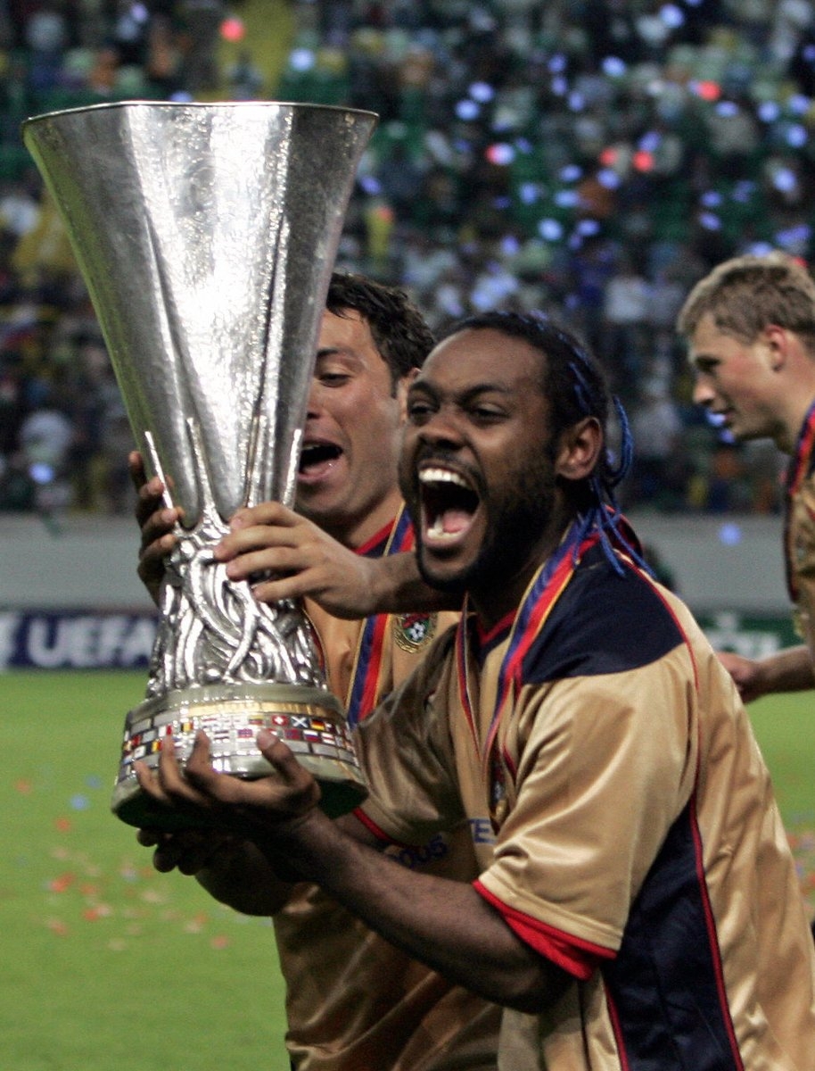 Uefa cup. Вагнер лав с Кубком УЕФА. Вагнер лав ЦСКА 2005. ЦСКА Кубок УЕФА 2005 финал Вагнер лав. Вагнер лав ЦСКА С Кубком.