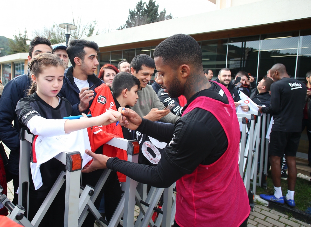 Beşiktaş'a taraftar morali 1