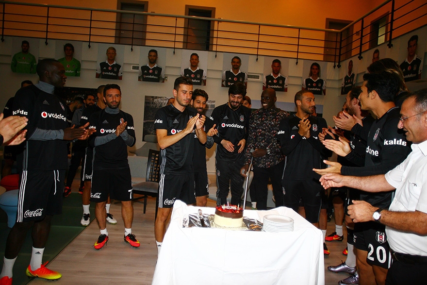 Oğuzhan Özyakup'a doğum günü sürprizi 12