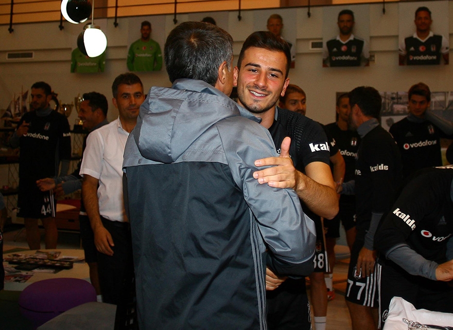 Oğuzhan Özyakup'a doğum günü sürprizi 14