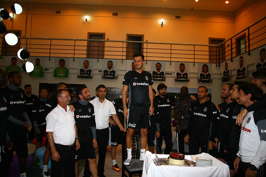Oğuzhan Özyakup'a doğum günü sürprizi 15