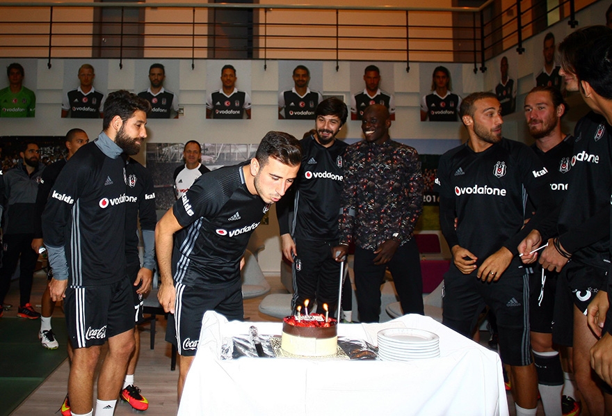 Oğuzhan Özyakup'a doğum günü sürprizi 2