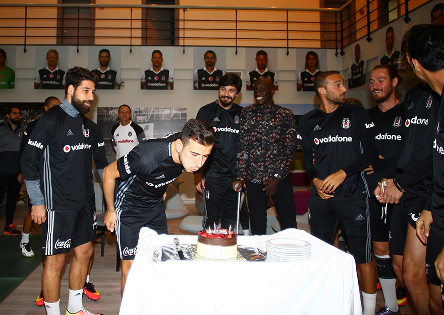 Oğuzhan Özyakup'a doğum günü sürprizi 3