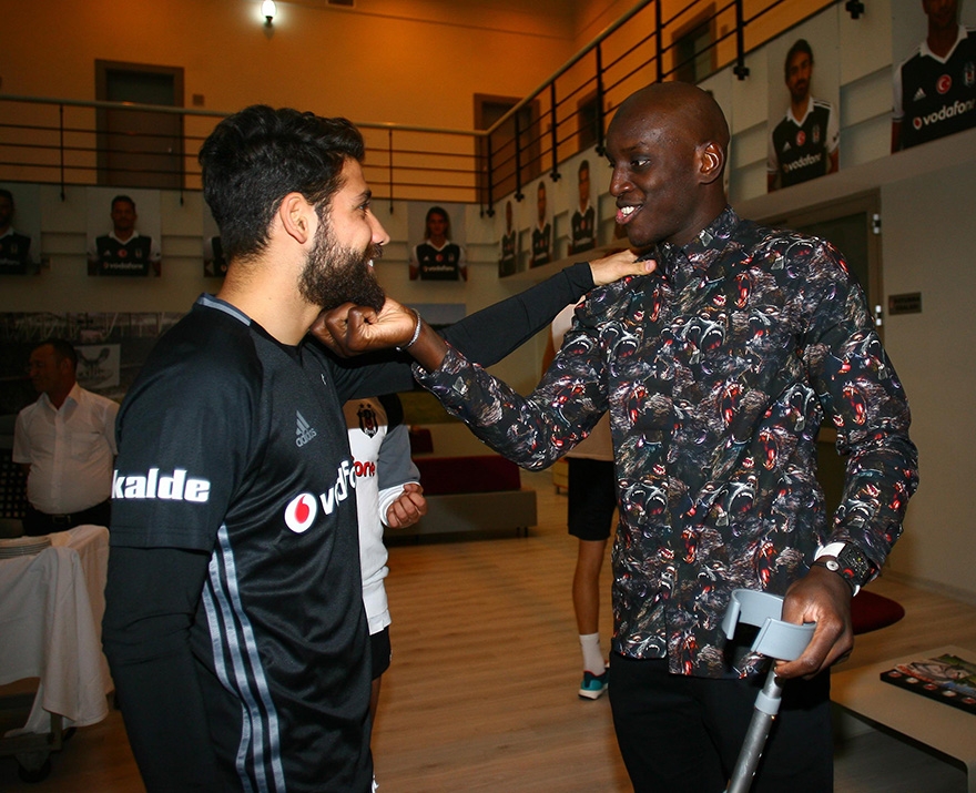 Oğuzhan Özyakup'a doğum günü sürprizi 4