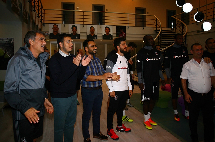 Oğuzhan Özyakup'a doğum günü sürprizi 5