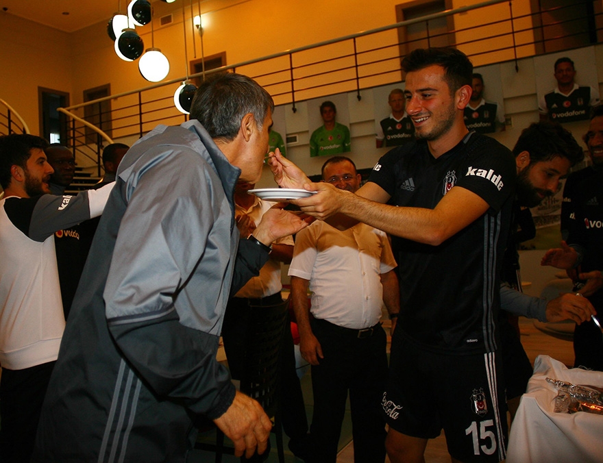 Oğuzhan Özyakup'a doğum günü sürprizi 6
