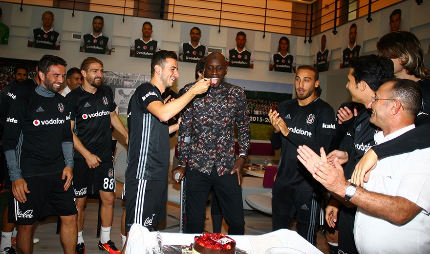 Oğuzhan Özyakup'a doğum günü sürprizi 7