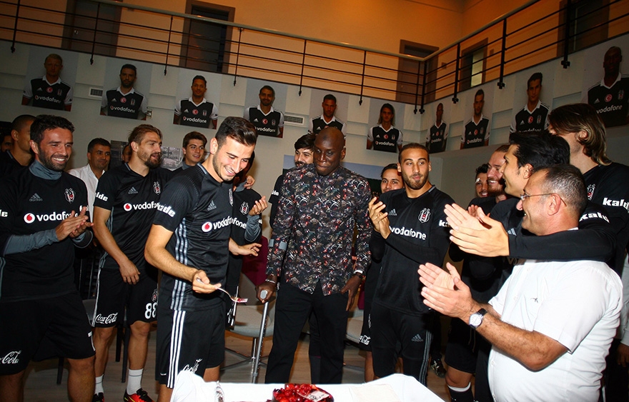 Oğuzhan Özyakup'a doğum günü sürprizi 9