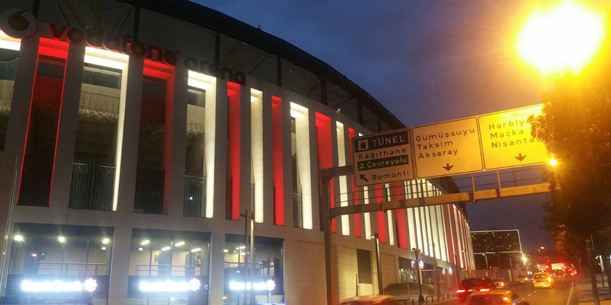 Vodafone Arena kırmızı beyaza büründü