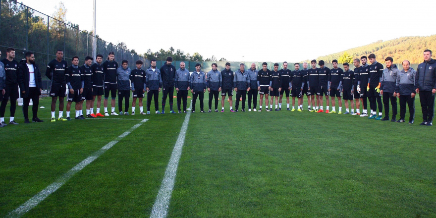 Beşiktaş'ta Atatürk'e saygı duruşu