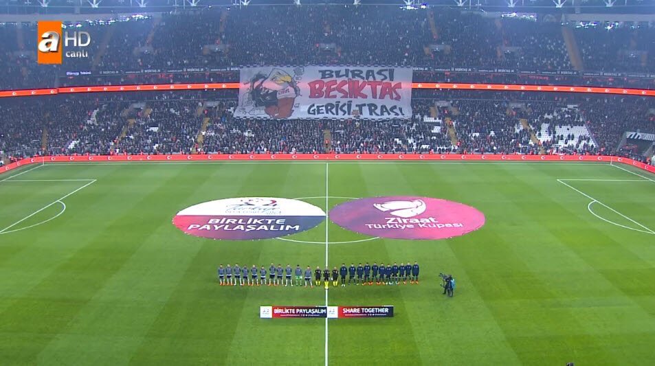 Beşiktaş tribününde derbi pankartı! "Burası Beşiktaş, gerisi traş"