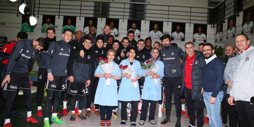 Beşiktaşlı futbolcular, tesislerdeki kadın personelin Kadınlar Günü'nü kutladı