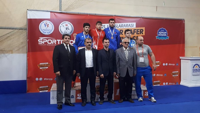 Beşiktaşlı Güreşçiler milli formayla gururlandırdı