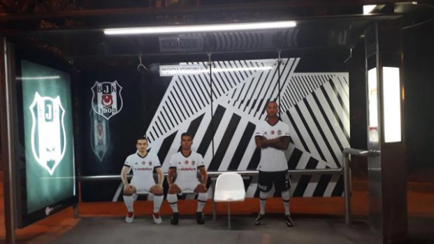 Quaresma düşmanı! Beşiktaş otobüs durağına çirkin saldırı (VİDEO)