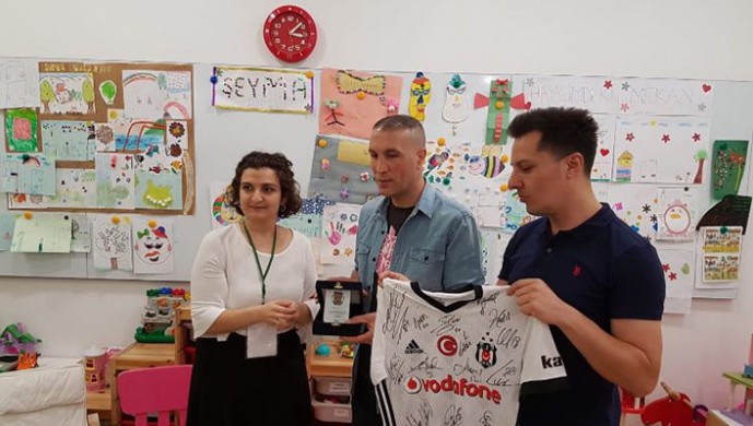 Erdal Erdem’e Kanserli Çocuklara Umut Vakfı’ndan plaket