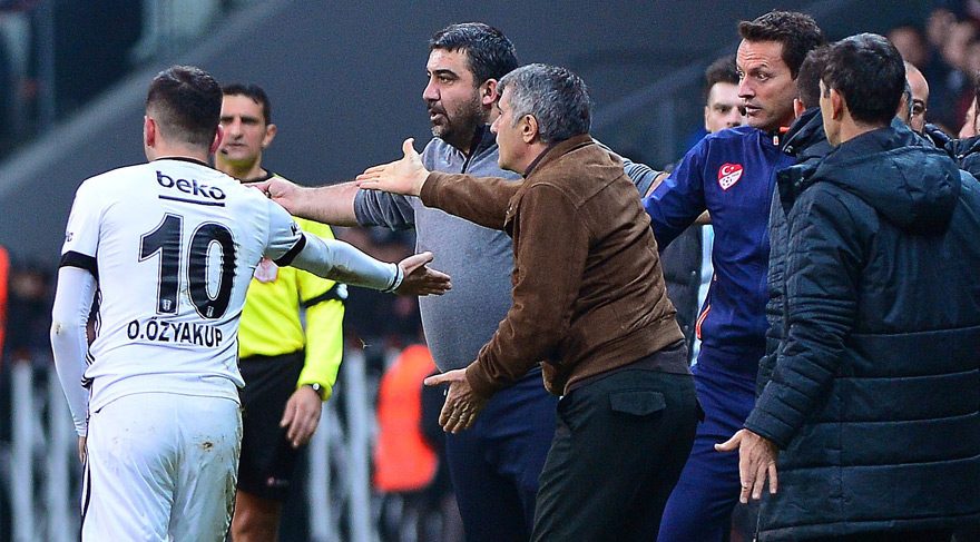 Ümit Özat yine Şenol Güneş'i hedef aldı! "Bir iki tane yalakası var..."