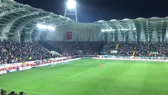 Beşiktaş ve Akhisarsporlu taraftarlardan İzmir Marşı!