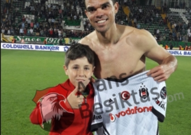 ÖZEL RÖPORTAJ | Pepe’nin formasını almak için sahaya inip, Adriano’ya fotoğraf çektiren küçük İsmail’e Ajans Beşiktaş ulaştı.