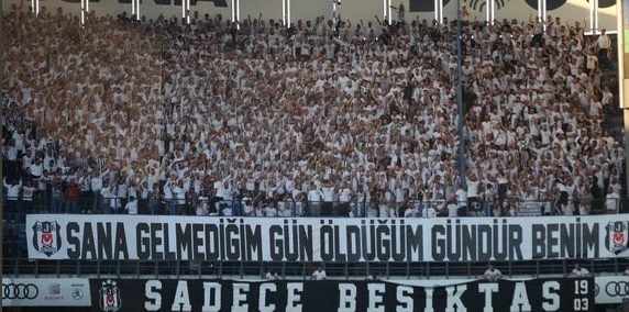 Beşiktaş taraftarından derbiye sürpriz pankart!