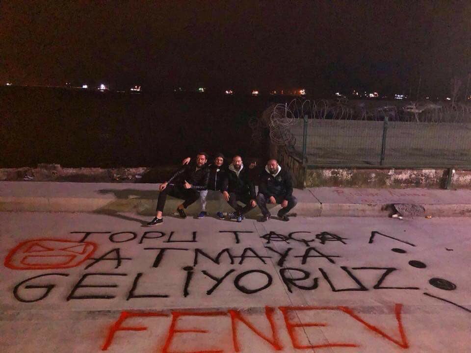 Beşiktaş taraftarından Aykut Kocaman’a gönderme: “Topu taça...”
