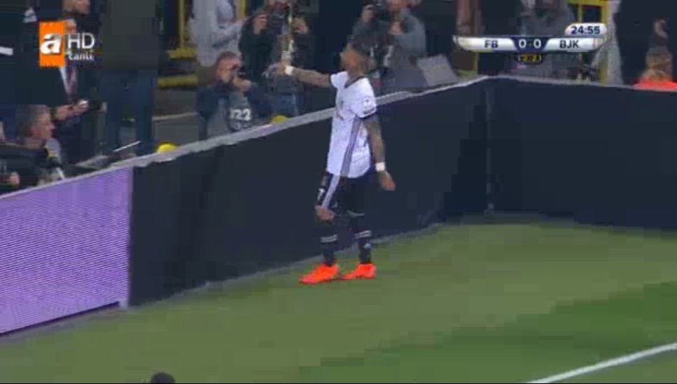 Tribünden yabancı madde yağdı!