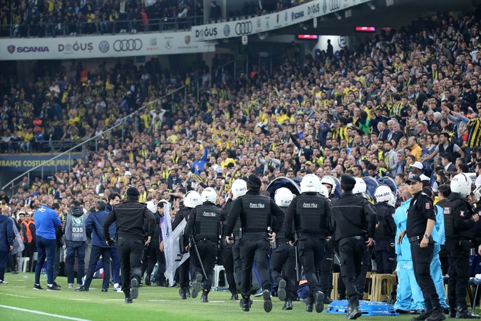Güneri Civaoğlu: “Fenerbahçe, Türkiye Kupası’ndan en az bir sezon ihraç edilmeli. Bu hayvanlarla başka türlü mücadele edebilmenin olanağı yok.”
