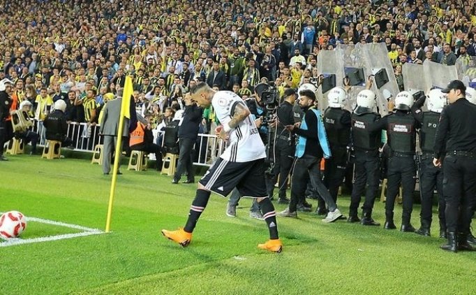 Fenerbahçeli Yöneticiler olaylı derbiyi konuştular: "Köşelere 30-40 kişilik troller yerleştirdiler"