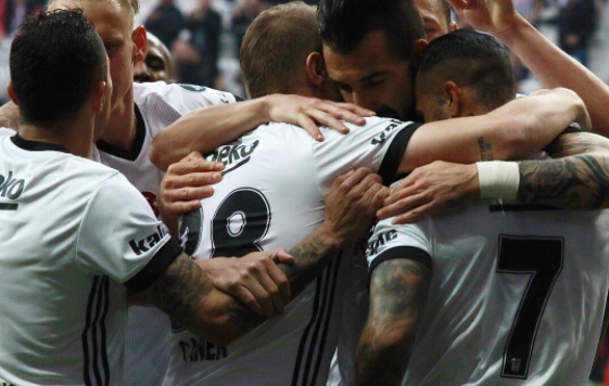 Beşiktaş'ın golleri savunmacılardan!