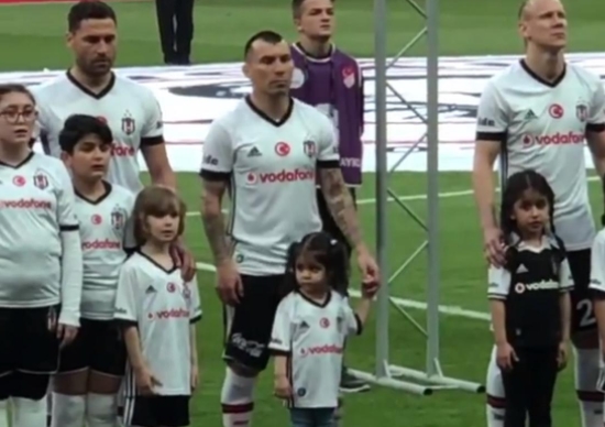 Medel ve Quaresma seramoniye çocuklarıyla çıktı