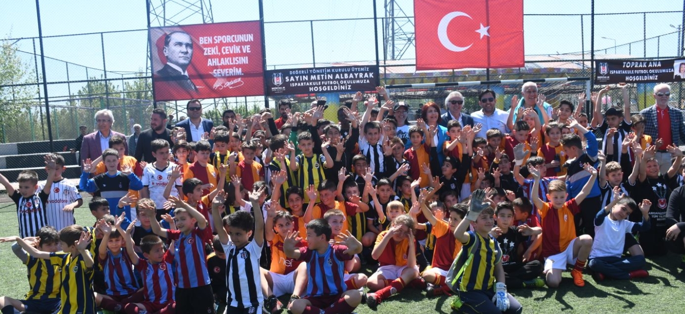 Beşiktaş Ispartakule Futbol Okulu'nda 23 Nisan turnuvası kupa töreni gerçekleştirildi!