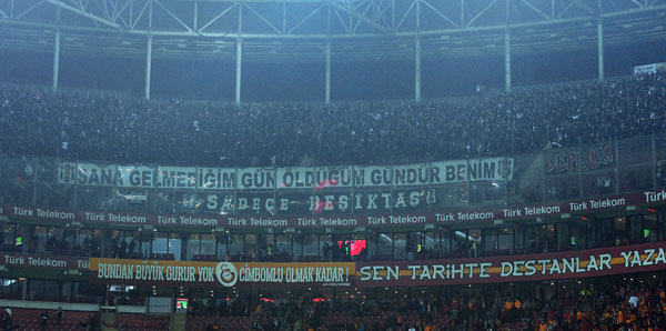 Seyrantepe’de Beşiktaş tribününe sürpriz pankart!