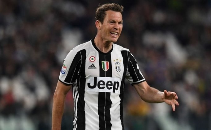 Adı Beşiktaş ile anılan Lichtsteiner ayrılığı açıkladı!
