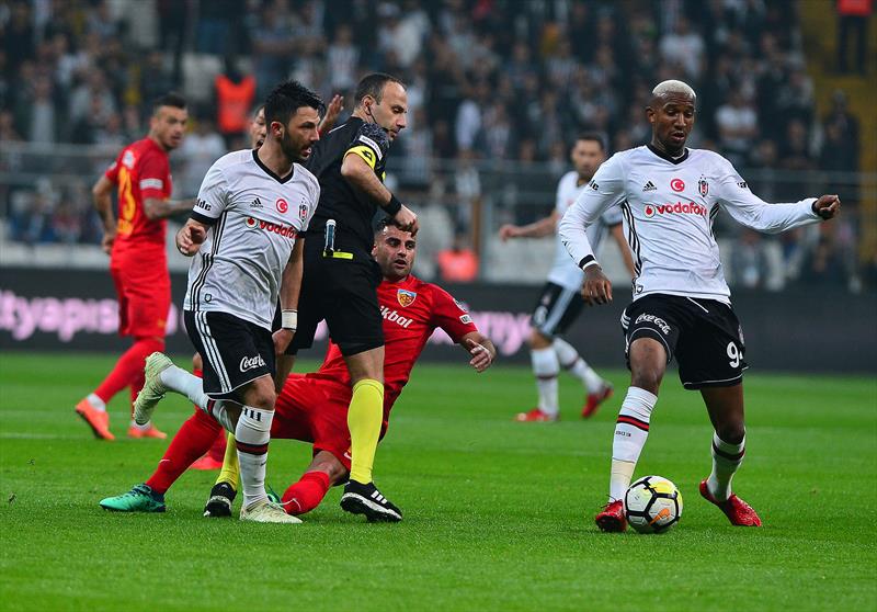 "Beşiktaş'ın bu sezonki görünmeyen kahramanlarından biri Adriano'dur"