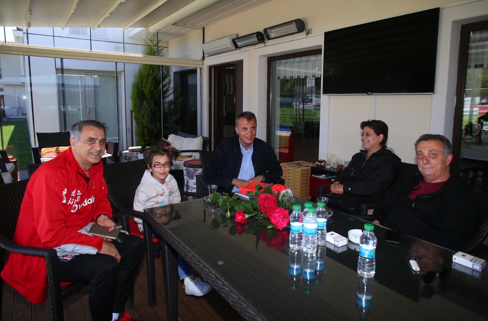 Şehit Uzman Çavuş Engin Üstün’ün kızı ve eşinden Beşiktaş Futbol Takımına ziyaret