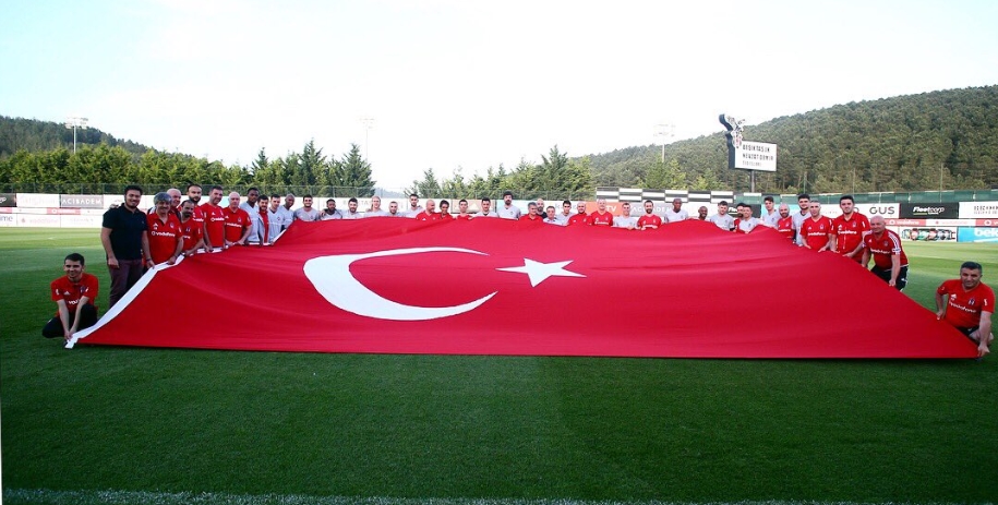 Beşiktaş antrenmanında 19 Mayıs kutlaması