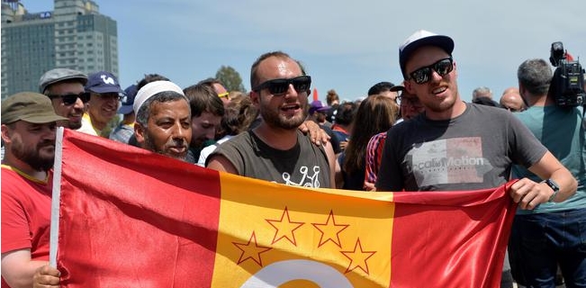 Yabancı rallicilere 'Galatasaray' dedirten ayakkabı boyacısı 'Beşiktaş' cevabı aldı