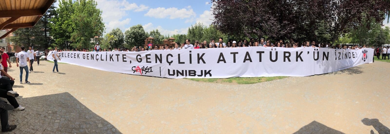 Beşiktaş taraftarlarının Atatürk pankartı, Anıtkabir’e alınmadı!
