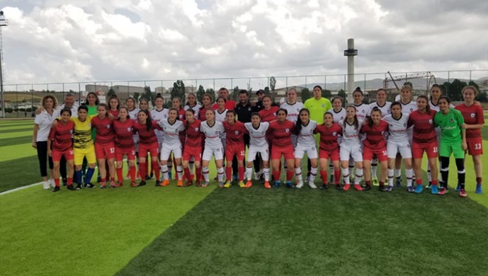 Beşiktaş Yıldız Kız Futbol Takımı yarı finalde mağlup oldu