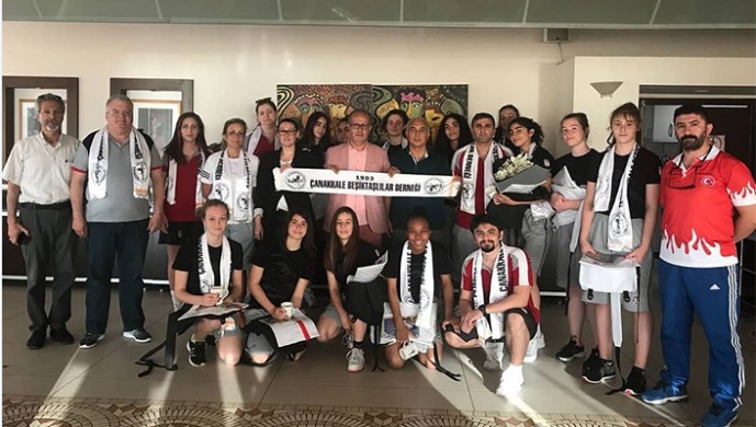 1903 Çanakkale Beşiktaşlılar Derneği’nden Beşiktaş U15 Kız Basketbol Takımına ziyaret