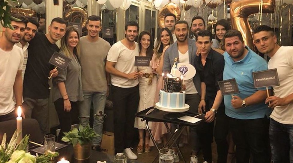 Cenk Tosun yaş gününü eski takım arkadaşı ve dostlarıyla kutladı