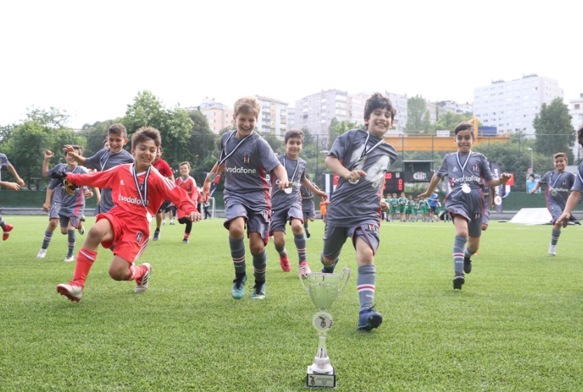 Beşiktaş U10 Takımı, II. Mete Bozkurt Dostluk Turnuvası'nın şampiyonu oldu