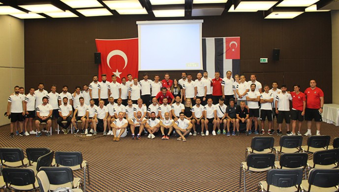 Beşiktaş JK Spor Okulları yaz kampında antrenörler sporda geri bildirim eğitimi aldı