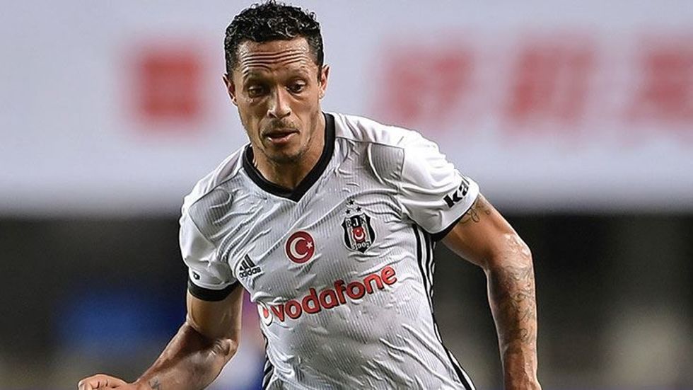 Beşiktaşlı Adriano'ya sürpriz talip!