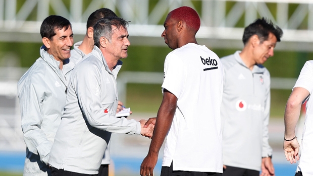 Babel kızıl saçlarıyla ilgi odağı oldu