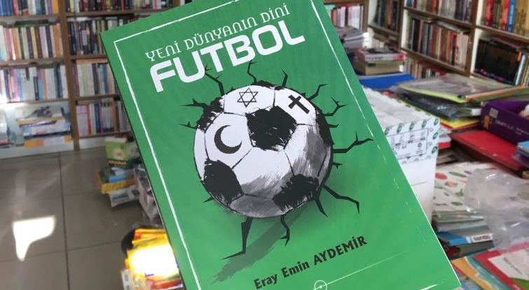 Ajans Beşiktaş yazarlarından Eray Emin Aydemir’in yeni kitabı “Yeni Dünyanın Dini Futbol” kitapçılarda