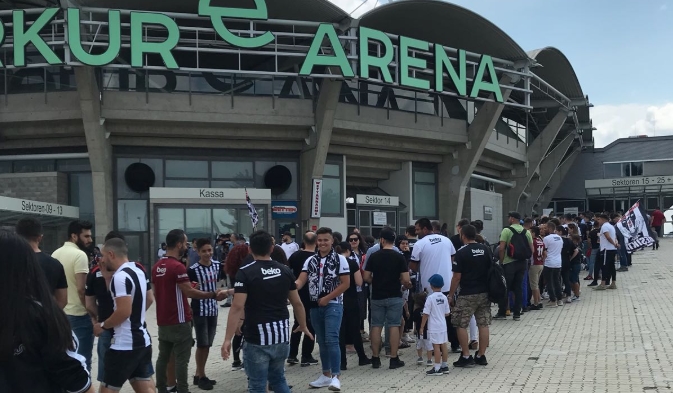 Beşiktaş - CSKA Moskova karşılaşması öncesi taraftarlar toplanmaya başladı