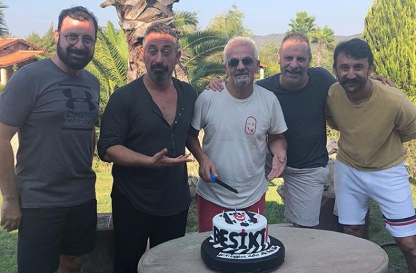 Zafer Algöz yeni yaşını Beşiktaş armalı pasta ile kutladı