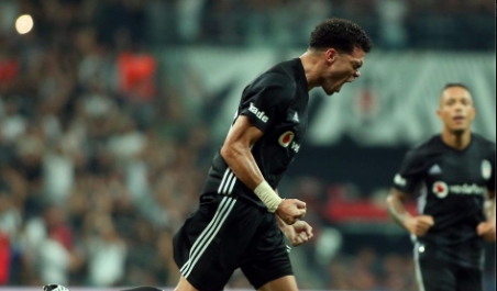 "Pepe… Pepe… Pepe…"