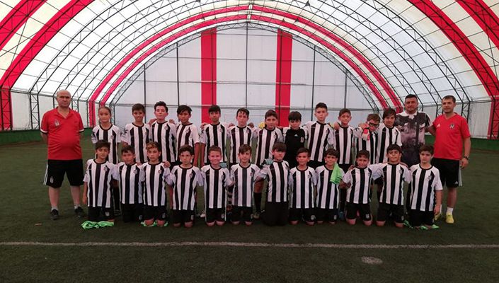 Afyon Beşiktaşlılar Derneği’nin Futbol Okulu öğrencileri yeni sezon hazırlıklarına başladı